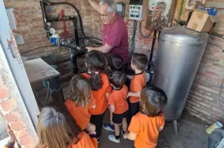 Alumnes de MOPI I4 treballant el projecte sobre l'aigua per aprendre d'on ve i com estalviar-la. 