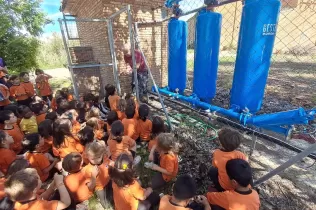 Alumnes de MOPI I4 treballant el projecte sobre l'aigua per aprendre d'on ve i com estalviar-la. 