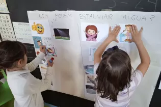 Alumnes de MOPI I4 treballant el projecte sobre l'aigua per aprendre d'on ve i com estalviar-la. 