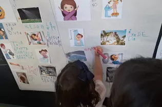 Alumnes de MOPI I4 treballant el projecte sobre l'aigua per aprendre d'on ve i com estalviar-la. 