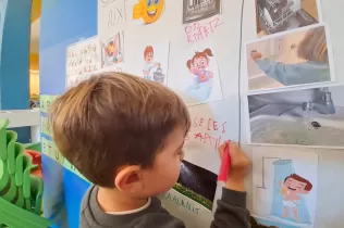 Alumnes de MOPI I4 treballant el projecte sobre l'aigua per aprendre d'on ve i com estalviar-la. 