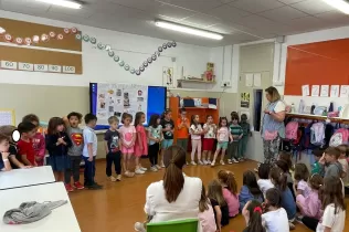 Alumnes de MOPI I4 treballant el projecte sobre l'aigua per aprendre d'on ve i com estalviar-la. 