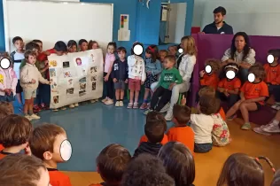 Alumnes de MOPI I4 treballant el projecte sobre l'aigua per aprendre d'on ve i com estalviar-la. 