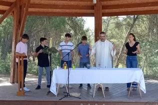 Celebració de la renovació de la fe d'un grup d'alumnes de 3r ESO-TQE de Jesuïtes Lleida Col·legi Claver, celebrada a l'Aula Natura Pare Ignasi Salat de l'escola. 