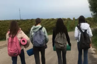 Alumnes de TQE caminant cap a la Ganja Escola Castell de la Saira per gaudir de les jornades d'interioritat