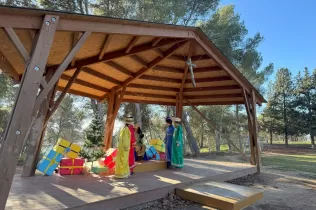 Camarlenc reial recollint les cartes dels infants a l'AUla Natura Pare Ignasi Salat, durant la primera edició del Pessebre Vivent del Claver 2024