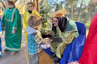Camarlenc reial recollint les cartes dels infants a l'AUla Natura Pare Ignasi Salat, durant la primera edició del Pessebre Vivent del Claver 2024