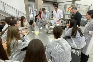 Tallers de coloració de la fruita i elaboració de pasta fresca pels alumnes de BAT 1 al Campus d'ETSEA de la UdL