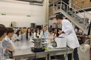 Tallers de coloració de la fruita i elaboració de pasta fresca pels alumnes de BAT 1 al Campus d'ETSEA de la UdL