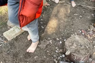 Sessió de bosc de l'alumnat de 3r de la PIN (Primària Inicial) sentint la natura mentre celebren la festivitat celta de l'Imbolc en el marc del projecte Claver Natura