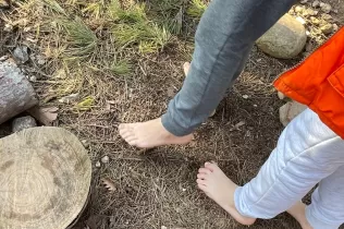 Sessió de bosc de l'alumnat de 3r de la PIN (Primària Inicial) sentint la natura mentre celebren la festivitat celta de l'Imbolc en el marc del projecte Claver Natura