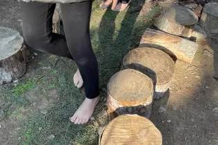 Sessió de bosc de l'alumnat de 3r de la PIN (Primària Inicial) sentint la natura mentre celebren la festivitat celta de l'Imbolc en el marc del projecte Claver Natura