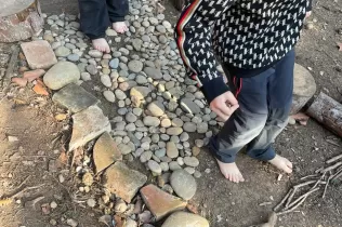 Sessió de bosc de l'alumnat de 3r de la PIN (Primària Inicial) sentint la natura mentre celebren la festivitat celta de l'Imbolc en el marc del projecte Claver Natura