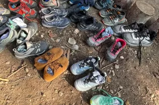 Sessió de bosc de l'alumnat de 3r de la PIN (Primària Inicial) sentint la natura mentre celebren la festivitat celta de l'Imbolc en el marc del projecte Claver Natura