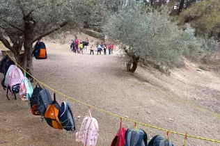 Alumnes de la PIN en una sessió d'escola bosc de Claver Natura celebrant l'Imbolc