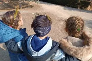 Alumnes de la PIN en una sessió d'escola bosc de Claver Natura celebrant l'Imbolc