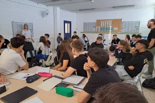 Primers auxilis de la mà de la infermera de l'escola