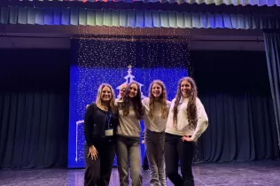 Alumnes de 4t ESO-TQE de l'assignatura de teatre a la Trobada d'Arts Escèniques i Música d'EDUCSI.