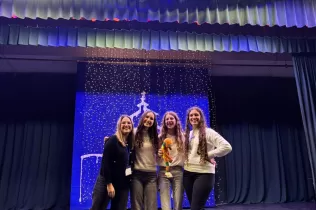 Alumnes de 4t ESO-TQE de l'assignatura de teatre a la Trobada d'Arts Escèniques i Música d'EDUCSI.