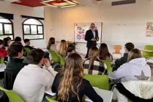 Taller-debat a BAT 2 al Claver amb l'alcalde de Lleida Félix Larrosa