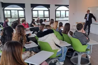 Taller-debat a BAT 2 al Claver amb l'alcalde de Lleida Félix Larrosa