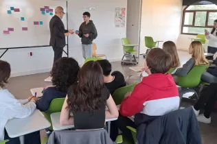 Taller-debat a BAT 2 al Claver amb l'alcalde de Lleida Félix Larrosa