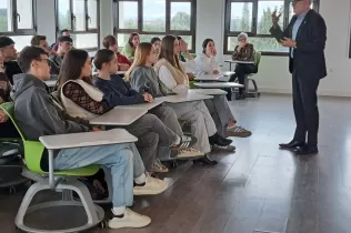Taller-debat a BAT 2 al Claver amb l'alcalde de Lleida Félix Larrosa