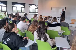 Taller-debat a BAT 2 al Claver amb l'alcalde de Lleida Félix Larrosa
