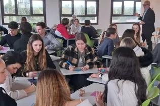 Taller-debat a BAT 2 al Claver amb l'alcalde de Lleida Félix Larrosa