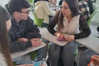 Taller-debat a BAT 2 al Claver amb l'alcalde de Lleida Félix Larrosa