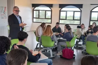 Taller-debat a BAT 2 al Claver amb l'alcalde de Lleida Félix Larrosa