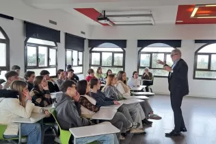 Taller-debat a BAT 2 al Claver amb l'alcalde de Lleida Félix Larrosa