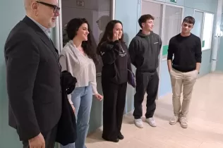 Taller-debat a BAT 2 al Claver amb l'alcalde de Lleida Félix Larrosa