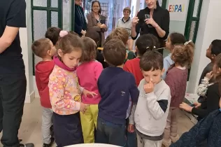 Alumnes de MOPI I5 del Col·legi Claver gaudint del nou carrer MOPI el dia de la inauguració d'aquest espai