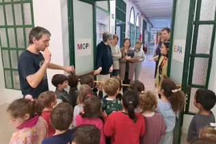 Alumnes de MOPI I5 del Col·legi Claver gaudint del nou carrer MOPI el dia de la inauguració d'aquest espai