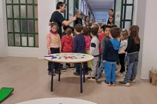 Alumnes de MOPI I5 del Col·legi Claver gaudint del nou carrer MOPI el dia de la inauguració d'aquest espai