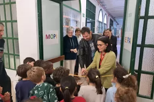 Alumnes de MOPI I5 del Col·legi Claver gaudint del nou carrer MOPI el dia de la inauguració d'aquest espai