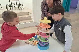 Alumnes de MOPI I5 del Col·legi Claver gaudint del nou carrer MOPI el dia de la inauguració d'aquest espai