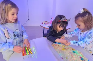 Alumnes de MOPI I5 del Col·legi Claver gaudint del nou carrer MOPI el dia de la inauguració d'aquest espai