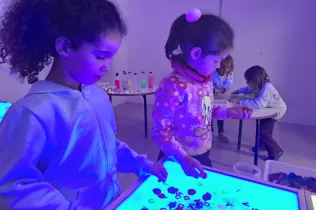 Alumnes de MOPI I5 del Col·legi Claver gaudint del nou carrer MOPI el dia de la inauguració d'aquest espai