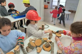 Alumnes de MOPI I5 del Col·legi Claver gaudint del nou carrer MOPI el dia de la inauguració d'aquest espai