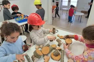 Alumnes de MOPI I5 del Col·legi Claver gaudint del nou carrer MOPI el dia de la inauguració d'aquest espai