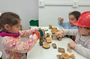 Alumnes de MOPI I5 del Col·legi Claver gaudint del nou carrer MOPI el dia de la inauguració d'aquest espai