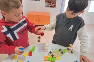 Alumnes de MOPI I5 del Col·legi Claver gaudint del nou carrer MOPI el dia de la inauguració d'aquest espai