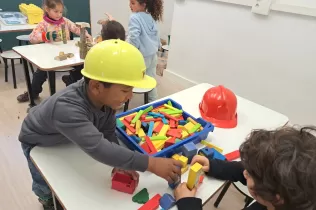 Alumnes de MOPI I5 del Col·legi Claver gaudint del nou carrer MOPI el dia de la inauguració d'aquest espai