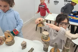 Alumnes de MOPI I5 del Col·legi Claver gaudint del nou carrer MOPI el dia de la inauguració d'aquest espai