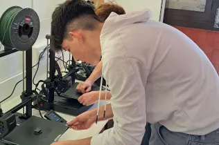 Alumnes de batxillerat treballant a l'aula de robòtica