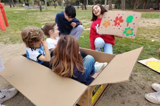 Alumnes de 1r ESO-NEI i de 1r de primària de Jesuïtes Lleida compartint activitats en el parc temàtic CREACIU organitzat en el marc del projecte KUMI de religió