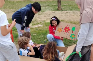 Alumnes de 1r ESO-NEI i de 1r de primària de Jesuïtes Lleida compartint activitats en el parc temàtic CREACIU organitzat en el marc del projecte KUMI de religió