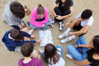Alumnes de 1r ESO-NEI i de 1r de primària de Jesuïtes Lleida compartint activitats en el parc temàtic CREACIU organitzat en el marc del projecte KUMI de religió